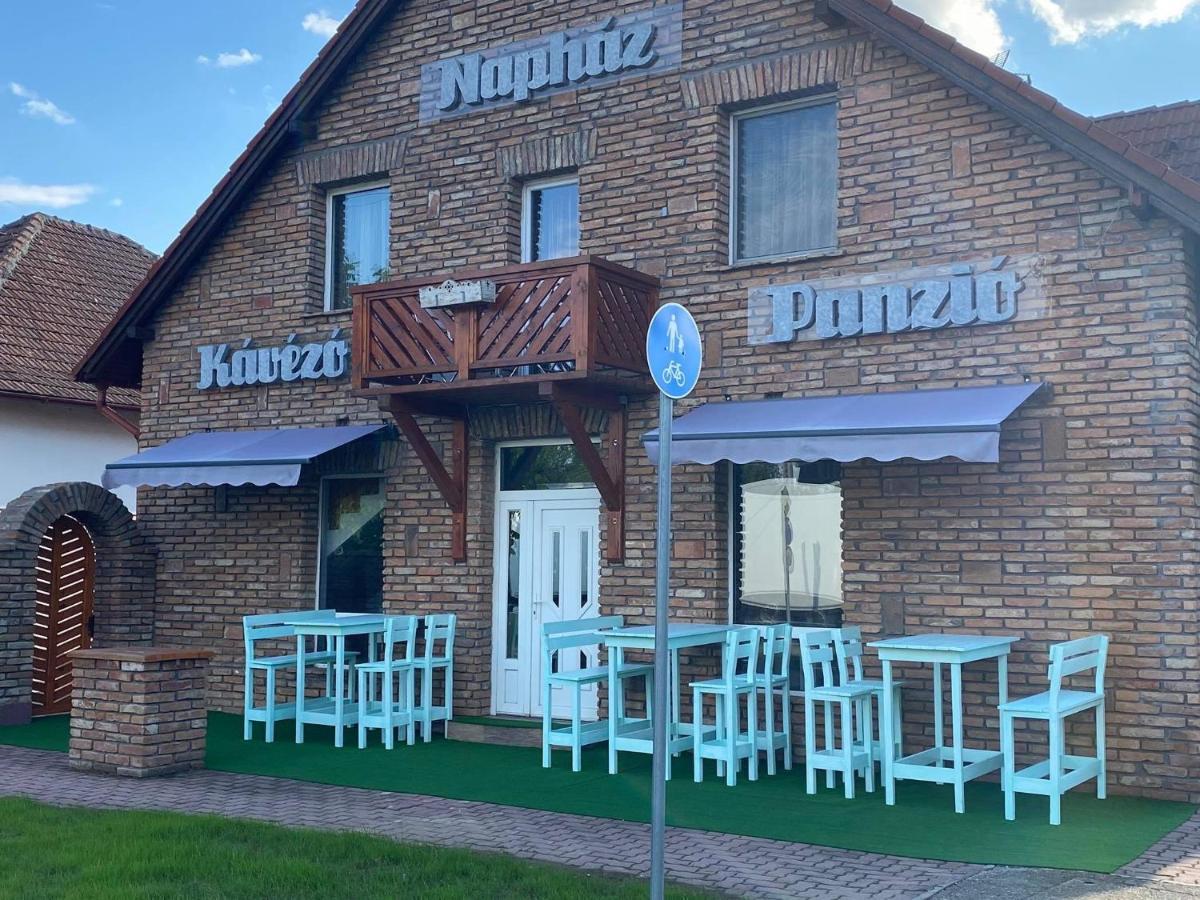 Naphaz Panzio Bed & Breakfast Tiszafured Exterior photo
